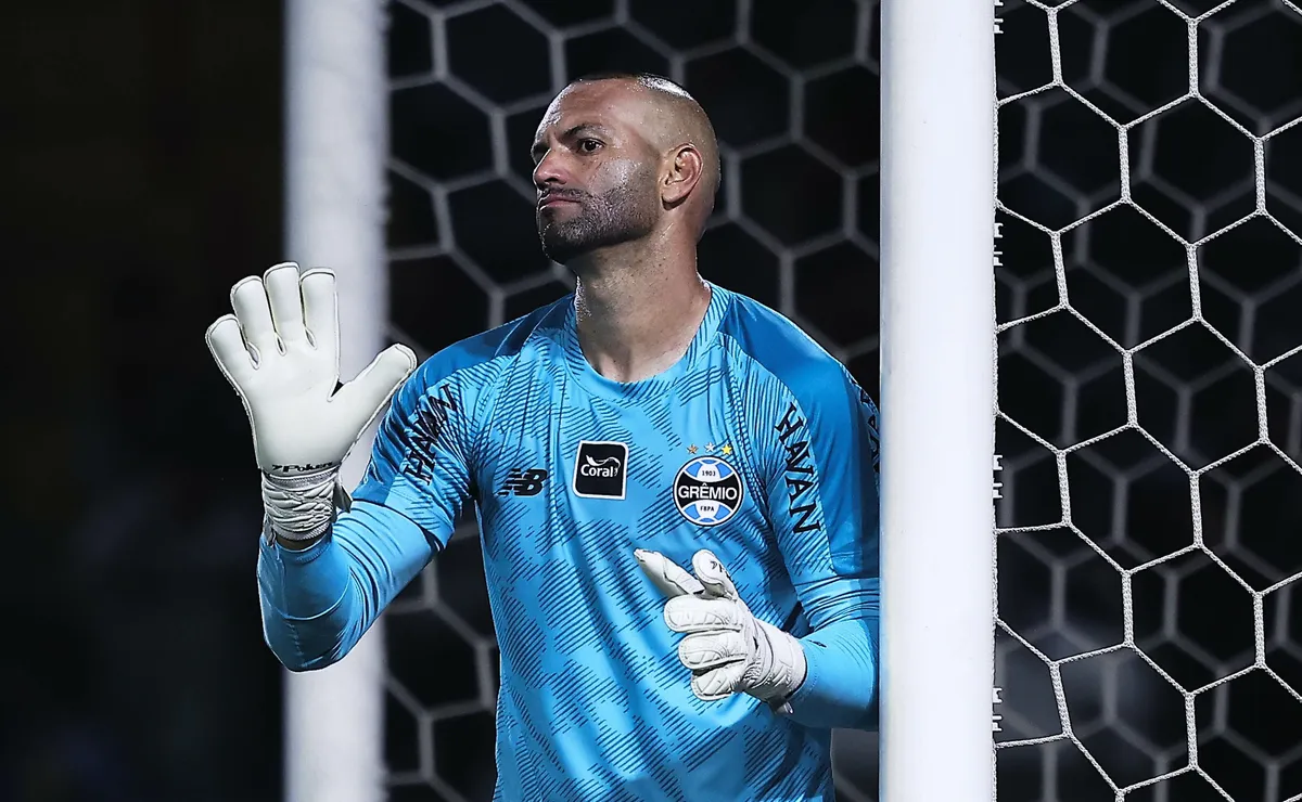 Erro de Weverton em Palmeiras x Grêmio faz torcida do Verdão provocar na web: “reparação histórica”