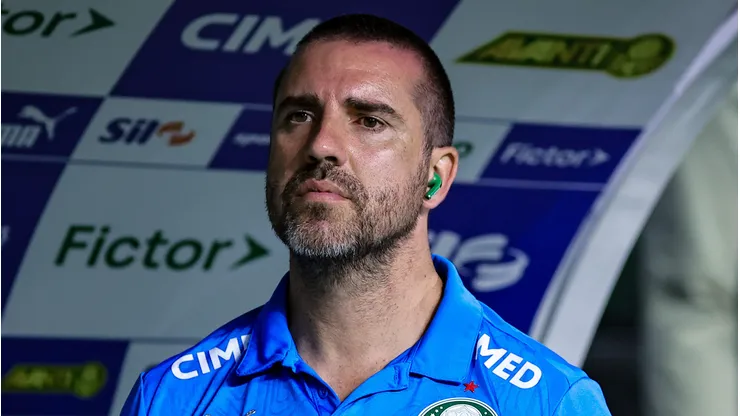 Joao Martins auxiliar-tecnico do Palmeiras durante partida contra o Santos no estadio Arena Allianz Parque pelo campeonato Brasileiro A 2025. Foto: Fabio Giannelli/AGIF