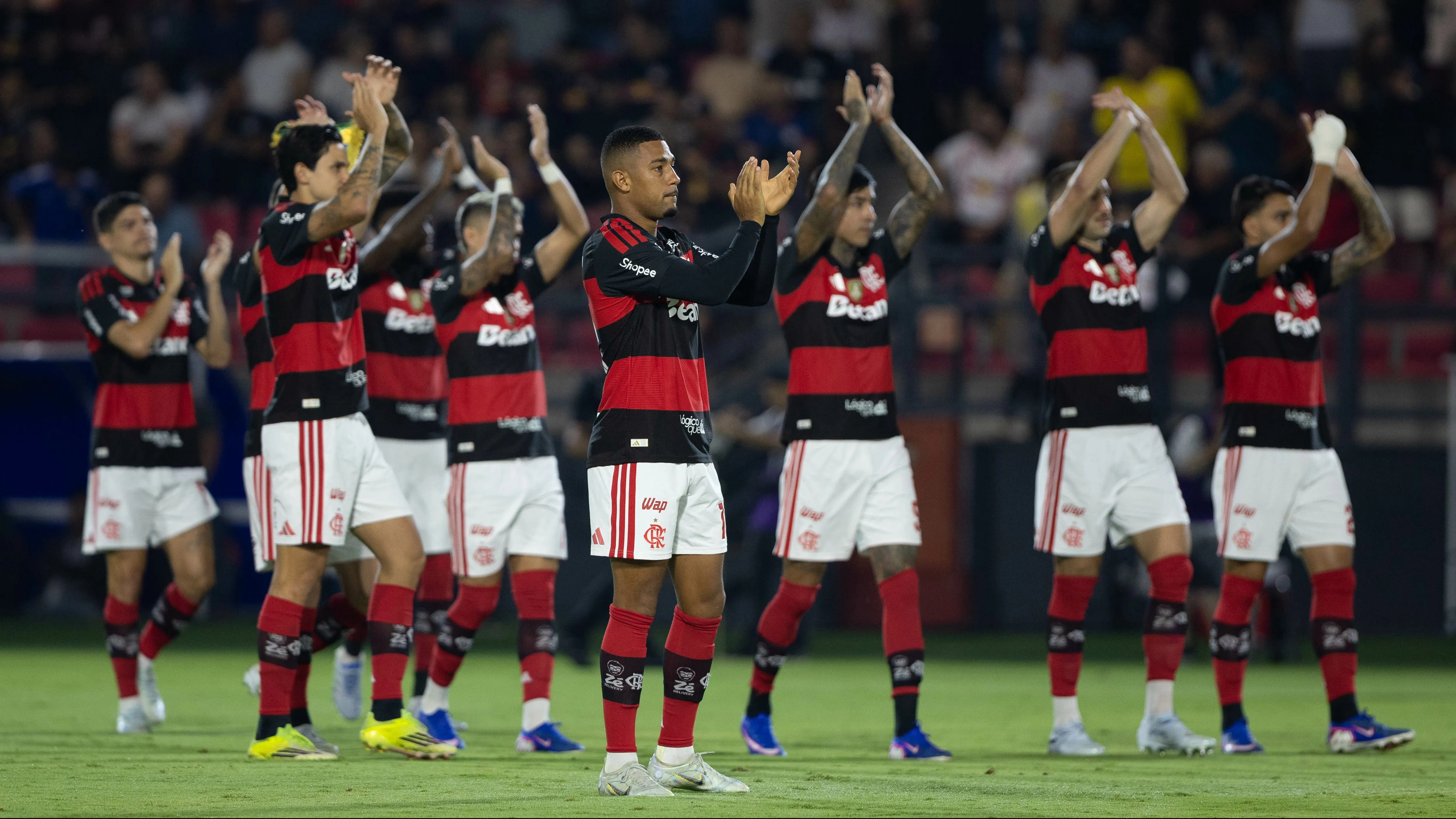 SP – BRAGANCA PAULISTA – 02/04/2026 – BRASILEIRO A 2026, BRAGANTINO X FLAMENGO – Jogadores do Flamengo AGRADECEM A TORCIDA ao final da partida contra o Bragantino no estadio Cicero De Souza Marques pelo campeonato Brasileiro A 2026. Foto: Joisel Amaral/AGIF