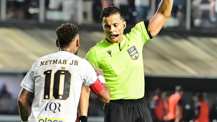 Neymar jogador do Santos reclama com a arbitragem durante partida contra o Remo - Foto: Jota Erre/AGIF