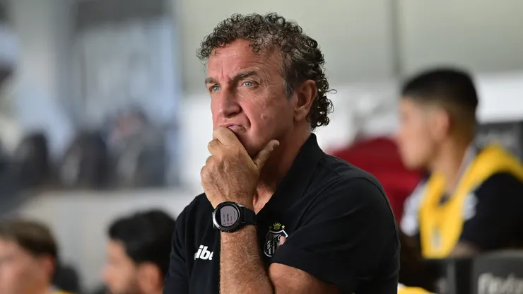 Cuca durante partida contra o Remo na Vila Belmiro. Foto: Jota Erre/AGIF