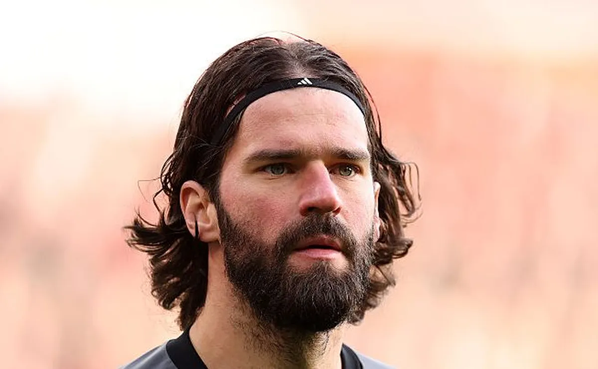 Alisson só volta no fim da temporada e goleiro reserva pode assumir titularidade na Copa do Mundo