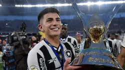 Almada durante sua passagem pelo Botafogo levanta a taca de campeao durante cerimonia de premiacao ao final da partida contra o Sao Paulo no estadio Engenhao pela decisao do campeonato Brasileiro A 2024.