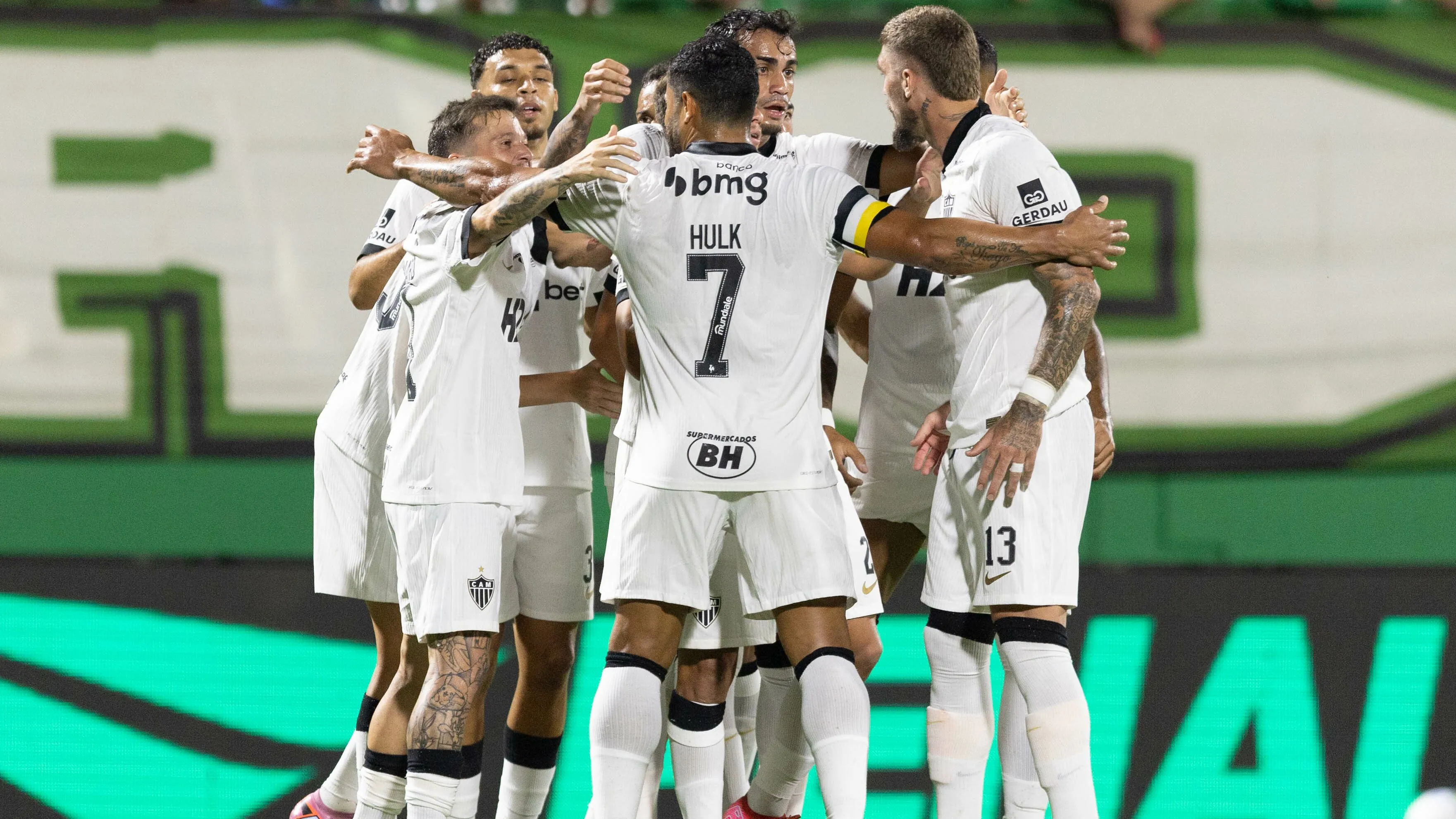 Jogadores do Galo celebram gol de Bernard no duelo contra a Chape. Foto: Liamara Polli/AGIF