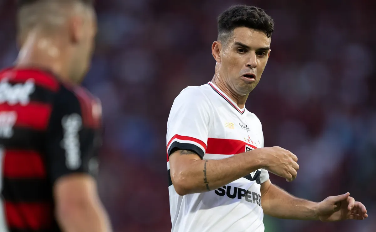 Oscar tem rescisão registrada no BID e encerra carreira no São Paulo com R$ 10 milhões a receber