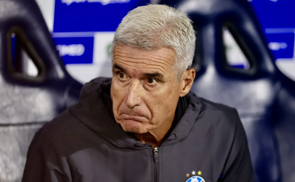 Luís Castro faz forte desabafo após derrota e detona arbitragem: “Não foi cumprida uma regra”