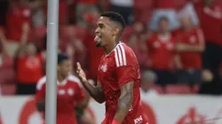 Alerrandro comemorando tento diante do SPFC