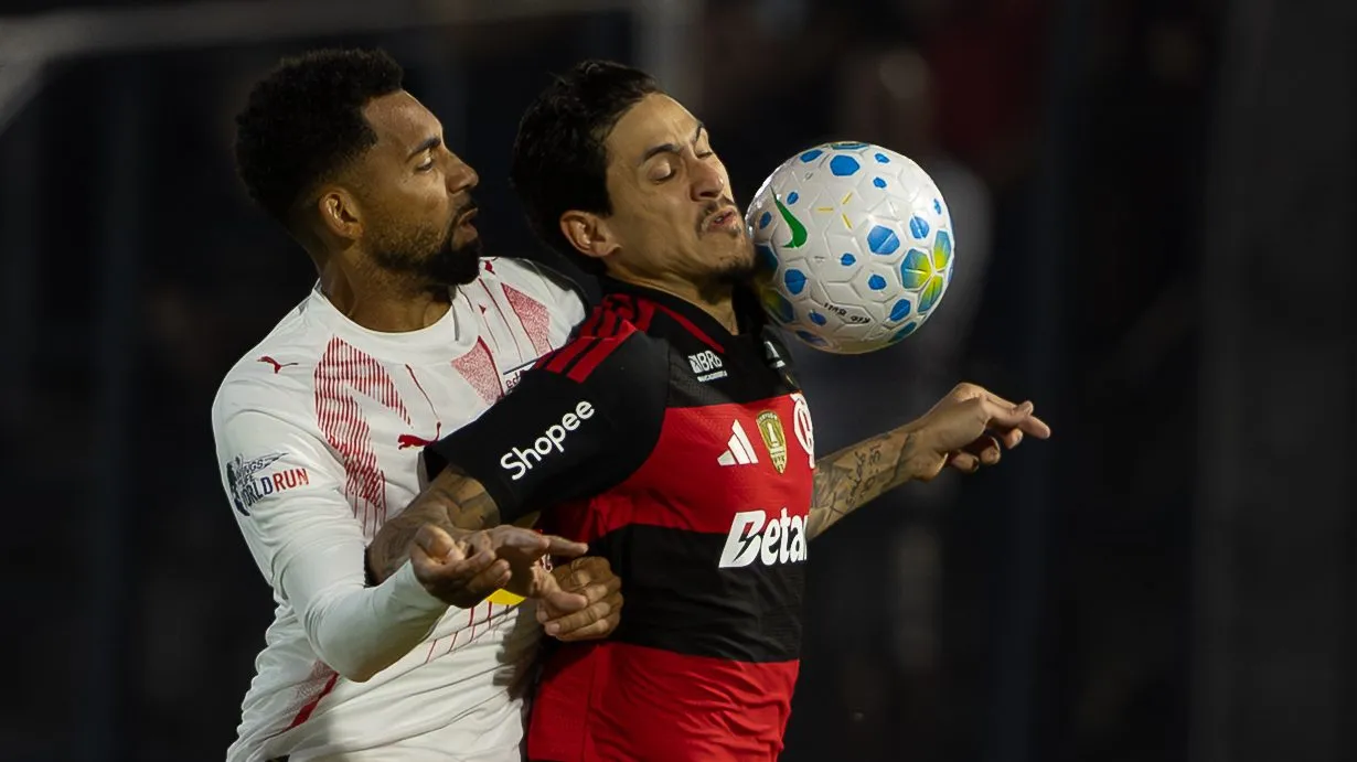 Pedro jogador do Flamengo durante partida contra o Bragantino no estadio Cicero De Souza Marques pelo campeonato Brasileiro A 2026. Foto: Joisel Amaral/AGIF