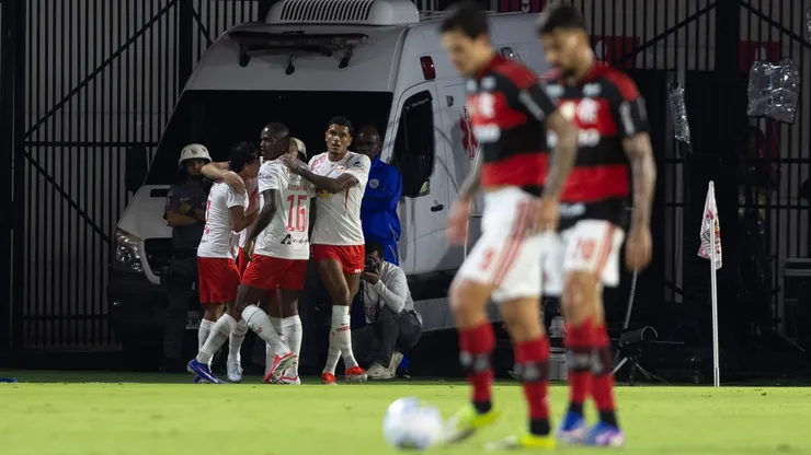 Isidro Pitta jogador do Bragantino comemora seu gol durante partida contra o Flamengo no estadio Cicero De Souza Marques pelo campeonato Brasileiro A 2026. Foto: Joisel Amaral/AGIF