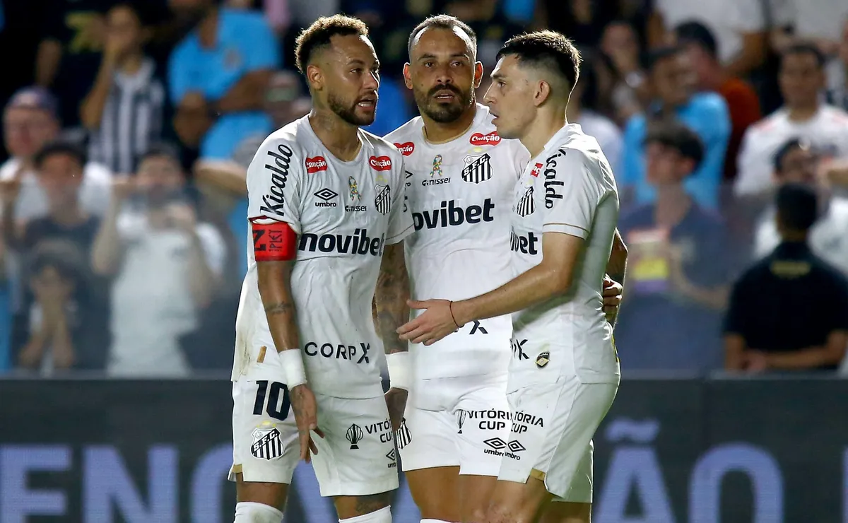 Neymar tem atuação sólida, dá assistência e ajuda o Santos a vencer a primeira com Cuca