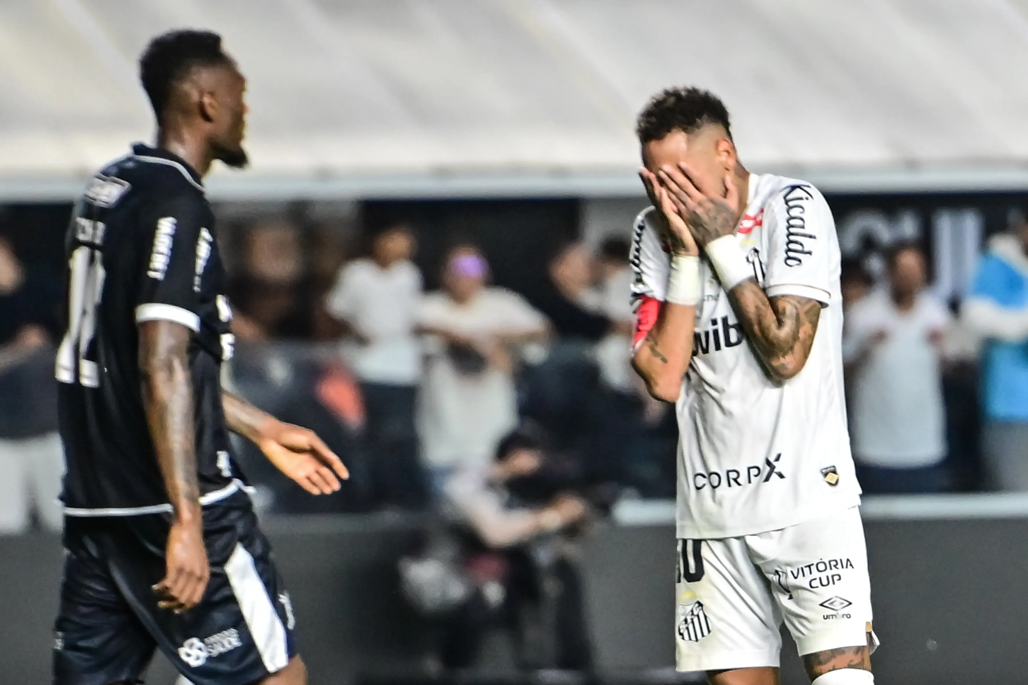 SP – SANTOS – 02/04/2026 – BRASILEIRO A 2026, SANTOS X REMO – Neymar jogador do Santos lamenta durante partida contra o Remo no estadio Vila Belmiro pelo campeonato Brasileiro A 2026. Foto: Jota Erre/AGIF