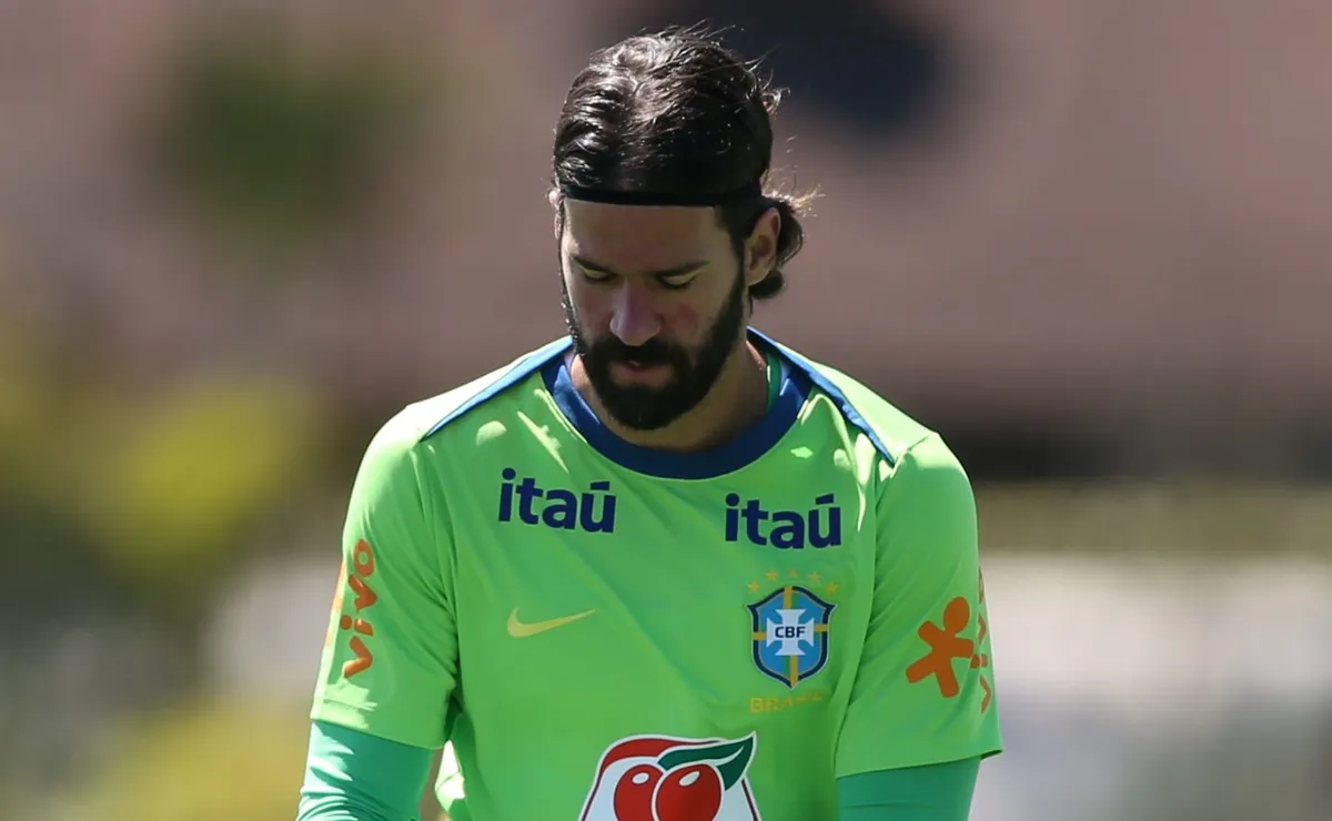 Alisson desmente nova lesão e explica tratamento que preocupa sobre presença na Copa do Mundo