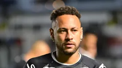 Neymar no campo da Vila Belmiro antes da partida com o Remo