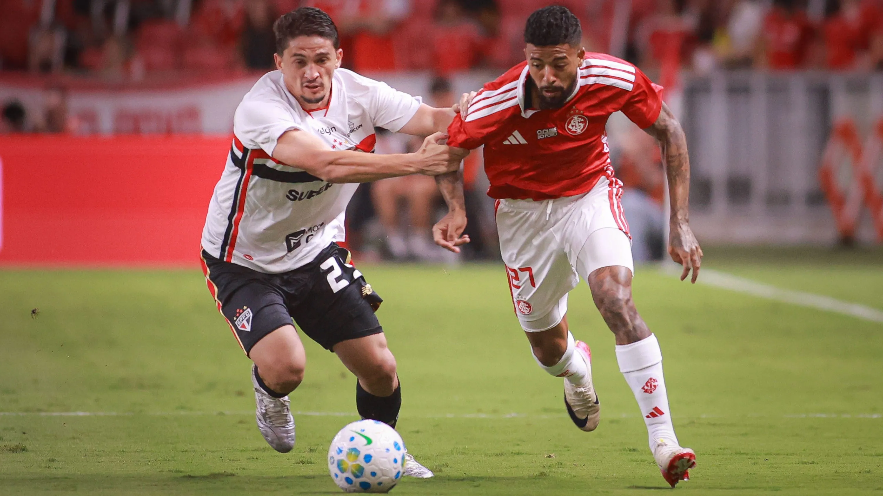 Paulinho jogador do Internacional disputa lance com Pablo Maia jogador do Sao Paulo durante partida no estadio Beira-Rio pelo campeonato Brasileiro A 2026. Foto: Maxi Franzoi/AGIF