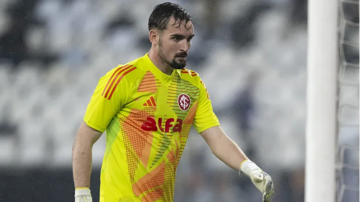Anthoni goleiro do Internacional lamenta durante partida contra o Botafogo no estadio Engenhao pelo campeonato Brasileiro A 2025. Foto: Jorge Rodrigues/AGIF