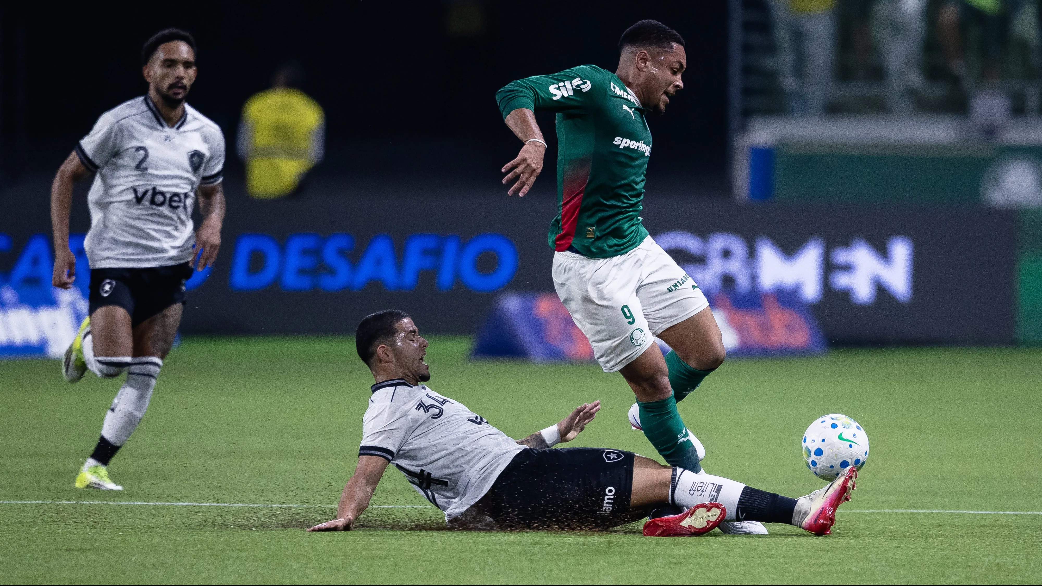 Vitor Roque jogador do Palmeiras disputa lance com Justino jogador do Botafogo durante partida no estadio Arena Allianz Parque pelo campeonato Brasileiro A 2026. Foto: Ettore Chiereguini/AGIF