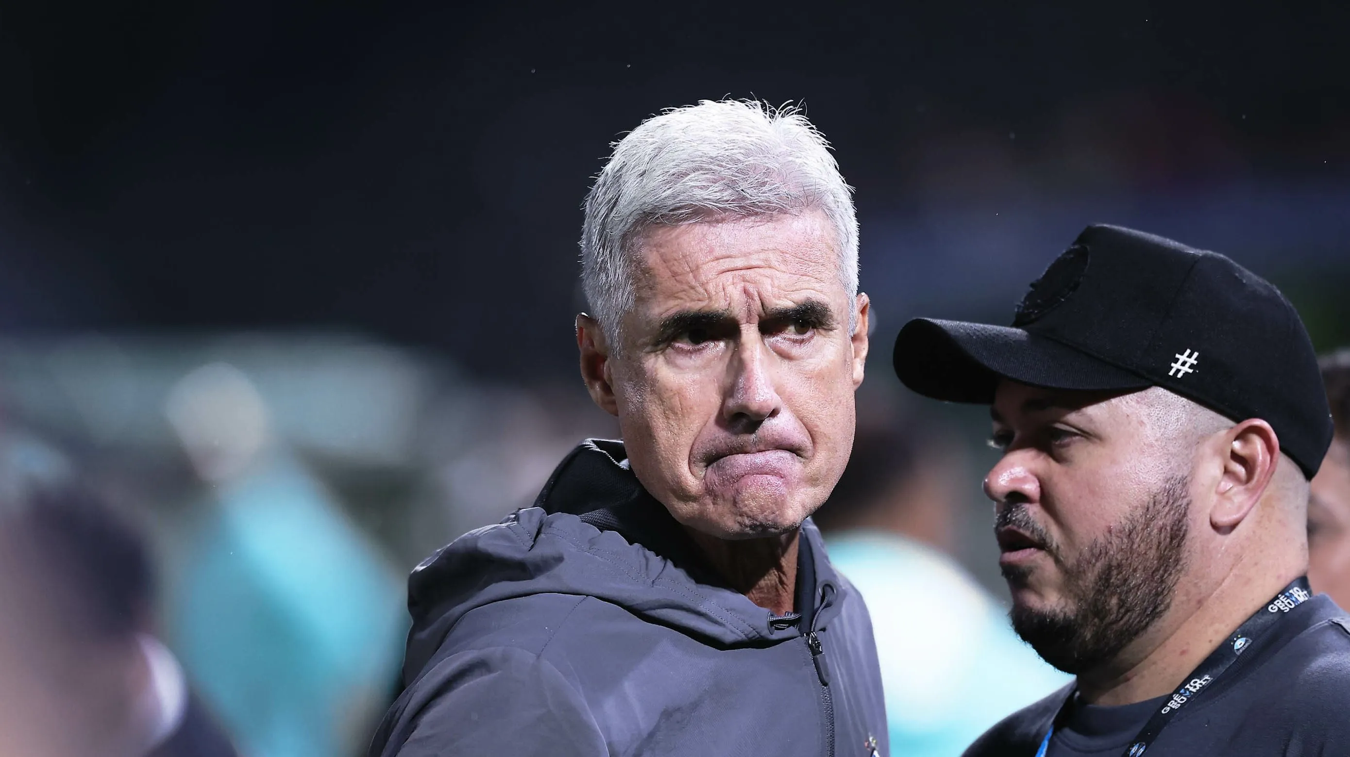 Foto: Ettore Chiereguini/AGIF – Luís Castro durante o jogo contra o Palestra pelo Brasileirão.