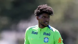 Hugo Souza em campo durante treino na Granja Comary, no Rio de Janeiro.