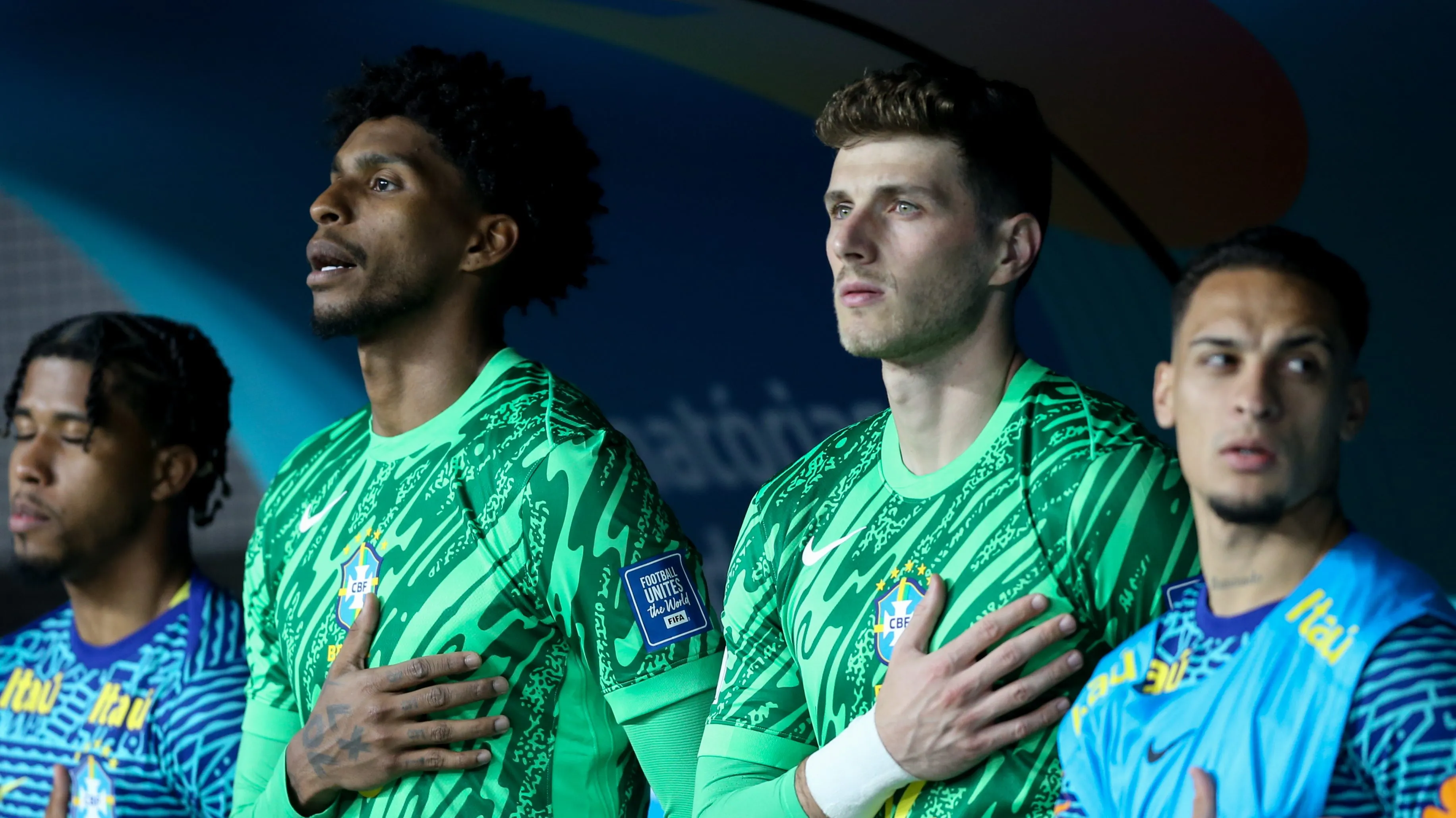 Foto: Marlon Costa/AGIF – Bento no banco de reservas durante hino nacional em jogo da Seleção.
