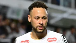 Neymar com a camisa do Santos.