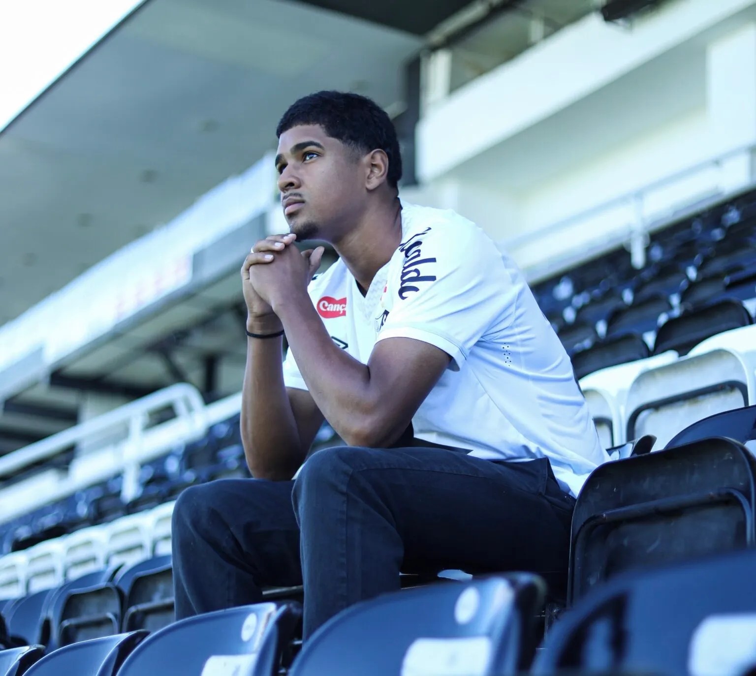 Zagueiro João Ananias é um dos nomes com que Cuca vai contar no Santos em 2026 – Foto: Reinaldo Campos/Santos FC