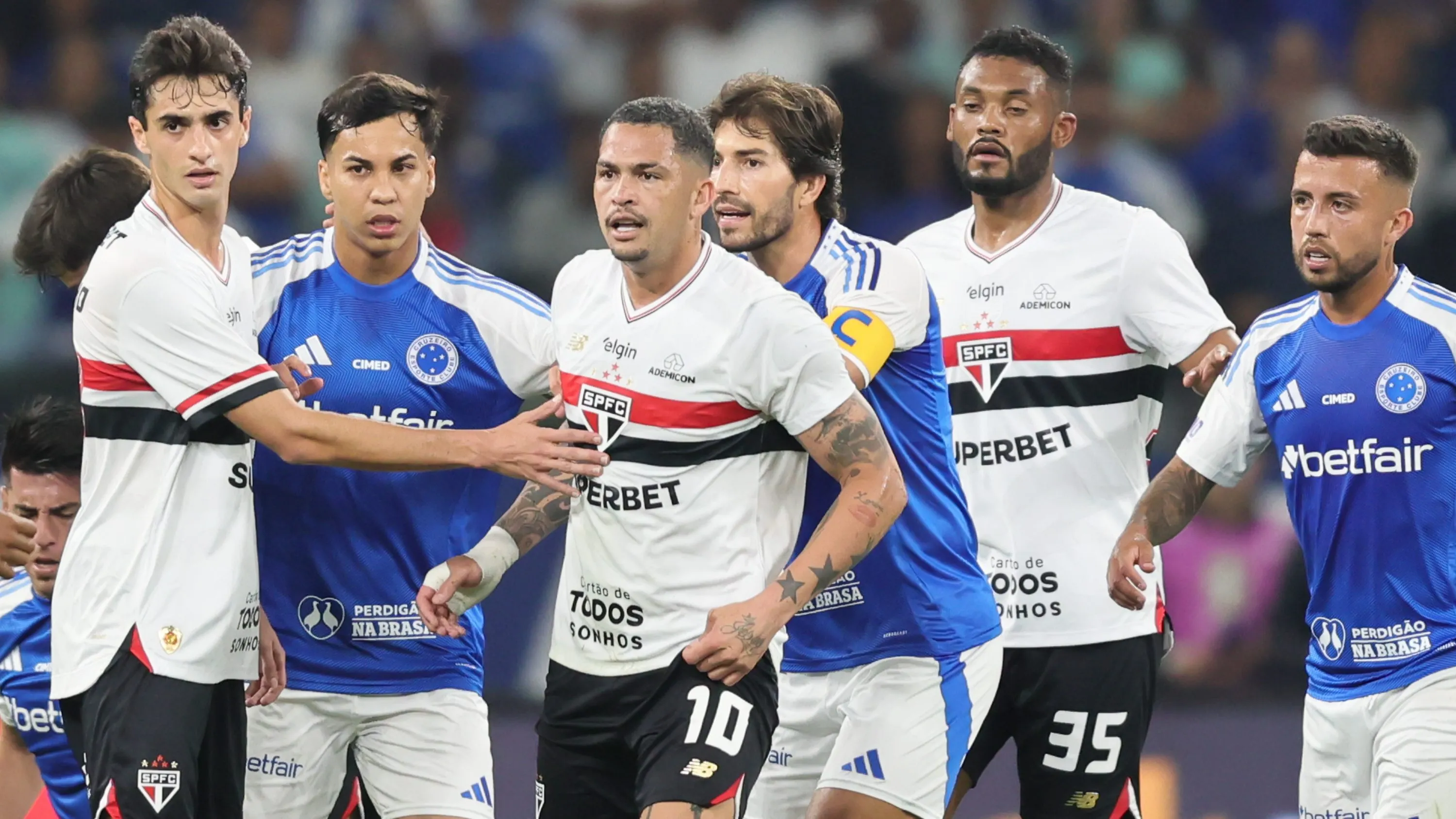 Luciano jogador do Sao Paulo reclama com a arbitragem durante partida contra o Cruzeiro no estAdio Mineirao pelo campeonato Brasileiro A 2025. Foto: Gilson Lobo/AGIF