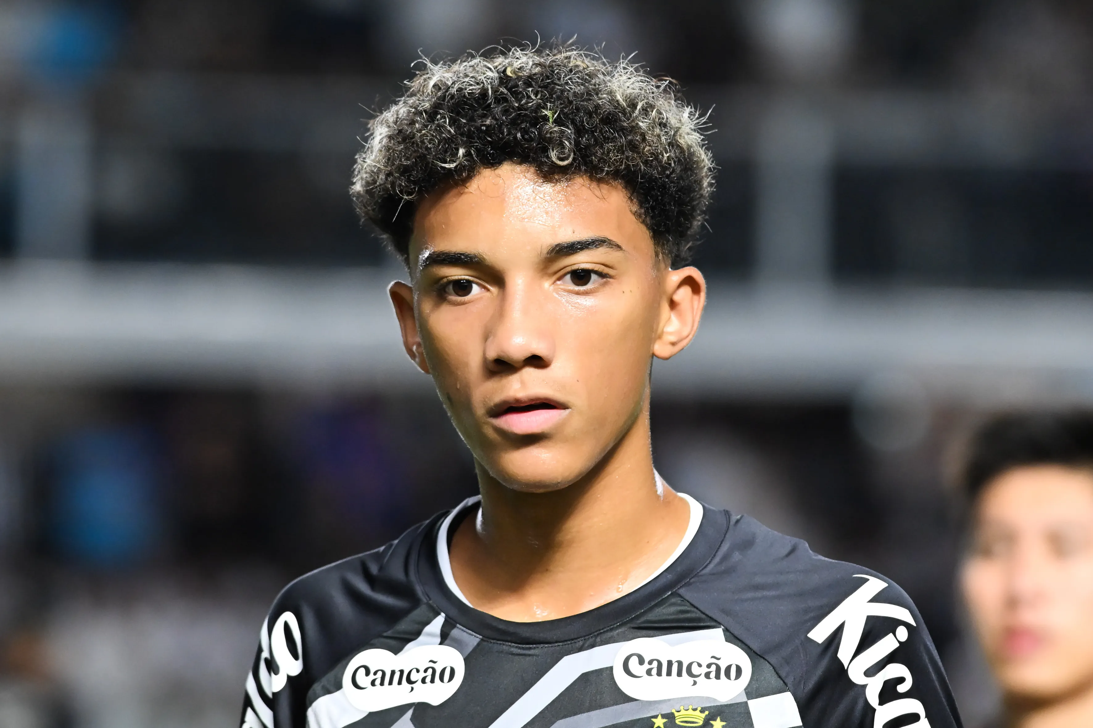 Robinho Jr jogador do Santos durante aquecimento antes da partida contra o Sao Paulo no estadio Vila Belmiro pelo campeonato Brasileiro A 2026. Foto: Jota Erre/AGIF