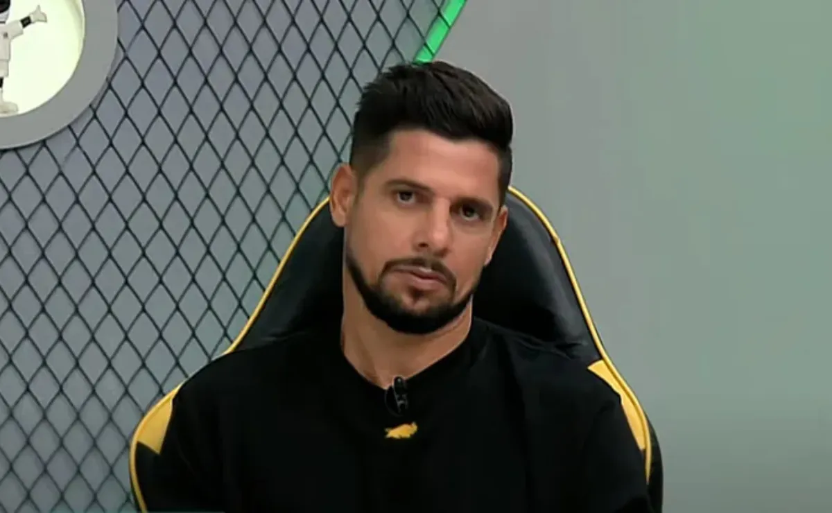 Cicinho dá palpite polêmico e crava tropeço do Corinthians contra o Internacional em Itaquera