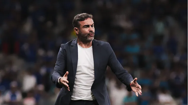 Artur Jorge durante partida do Cabuloso contra o Vitória