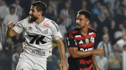 SP - SANTOS - 16/07/2025 - BRASILEIRO A 2025, SANTOS X FLAMENGO - Luan Peres jogador do Santos disputa lance com Danilo jogador do Flamengo durante partida no estadio Vila Belmiro pelo campeonato Brasileiro A 2025. Foto: Jota Erre/AGIF