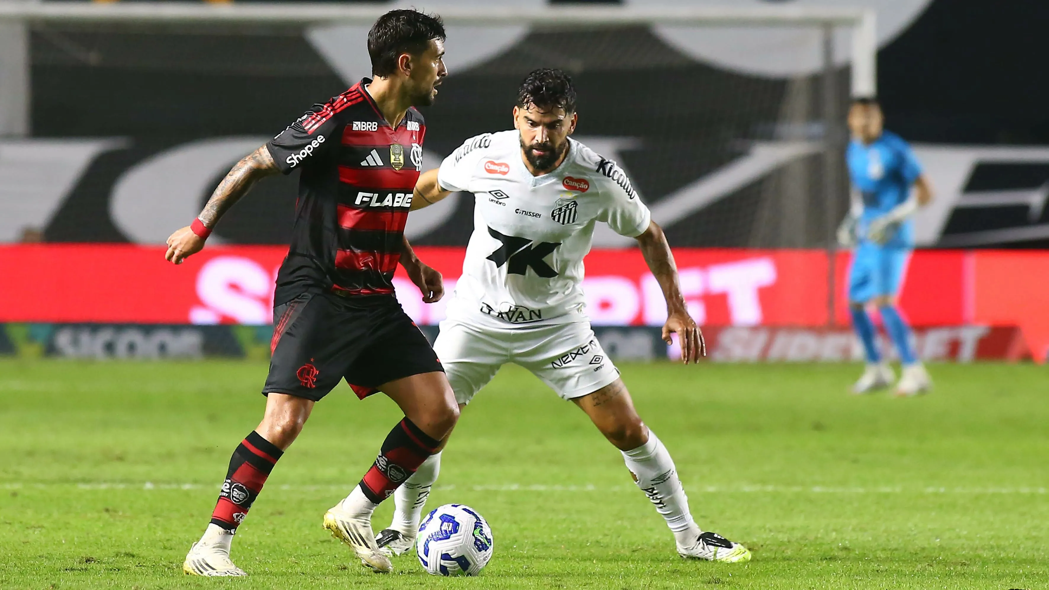 SP – SANTOS – 16/07/2025 – BRASILEIRO A 2025, SANTOS X FLAMENGO – De Arrasacaeta jogador do Flamengo durante partida contra o Santos no estadio Vila Belmiro pelo campeonato Brasileiro A 2025. Foto: Mauricio De Souza/AGIF