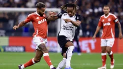 SP - SAO PAULO - 03/05/2025 - BRASILEIRO A 2025, CORINTHIANS X INTERNACIONAL - Andre Carrillo jogador do Corinthians disputa lance com Wesley jogador do Internacional durante partida no estadio Arena Corinthians pelo campeonato Brasileiro A 2025. Foto: Marcello Zambrana/AGIF