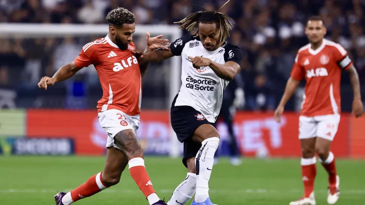SP - SAO PAULO - 03/05/2025 - BRASILEIRO A 2025, CORINTHIANS X INTERNACIONAL - Andre Carrillo jogador do Corinthians disputa lance com Wesley jogador do Internacional durante partida no estadio Arena Corinthians pelo campeonato Brasileiro A 2025. Foto: Marcello Zambrana/AGIF