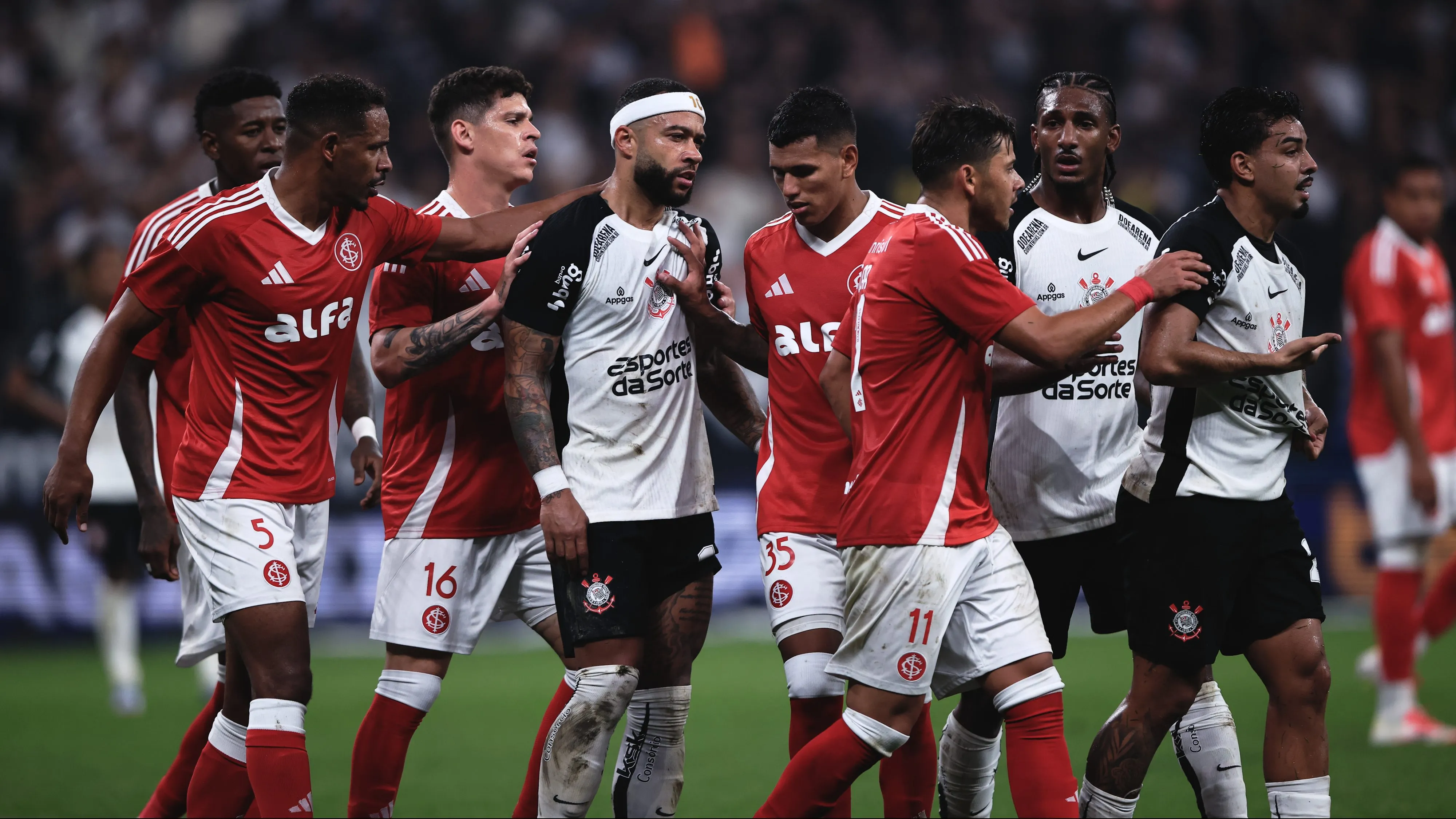 SP – SAO PAULO – 03/05/2025 – BRASILEIRO A 2025, CORINTHIANS X INTERNACIONAL – Tumulto entre jogadores do Corinthians e jogadores do Internacional durante partida no estadio Arena Corinthians pelo campeonato Brasileiro A 2025. Foto: Ettore Chiereguini/AGIF