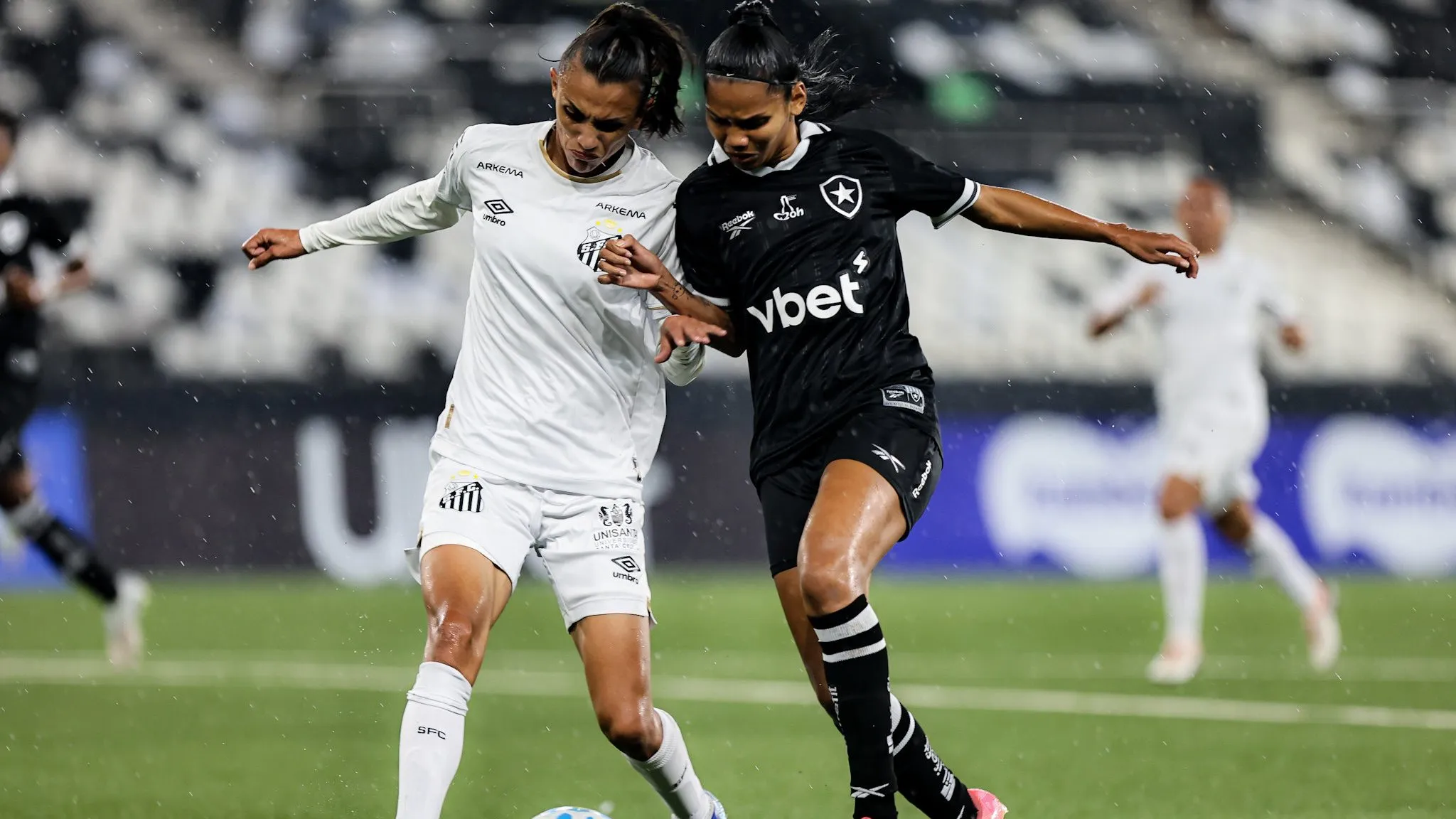 Jogadoras do Botafogo e Santos em campo pelo Brasileirão Feminino