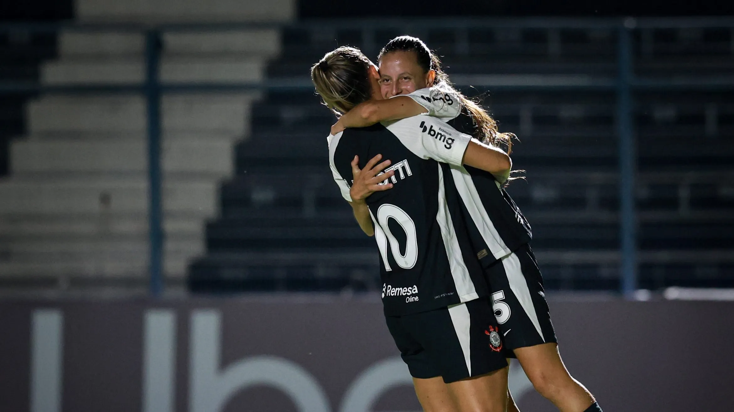 Gabi Zanotti e Belen Aquino, jogadoras do Corinthians, celebram gol