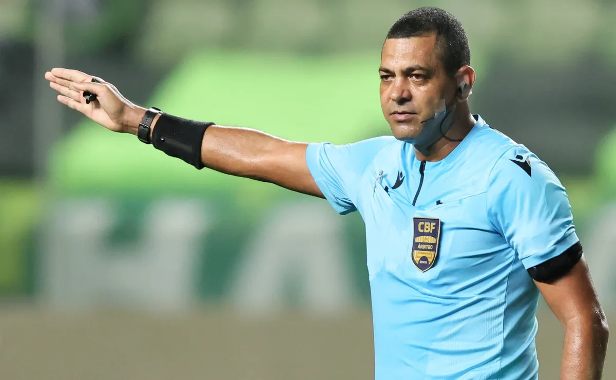 Vasco liga alerta com retrospecto negativo de árbitro em clássico contra o Botafogo