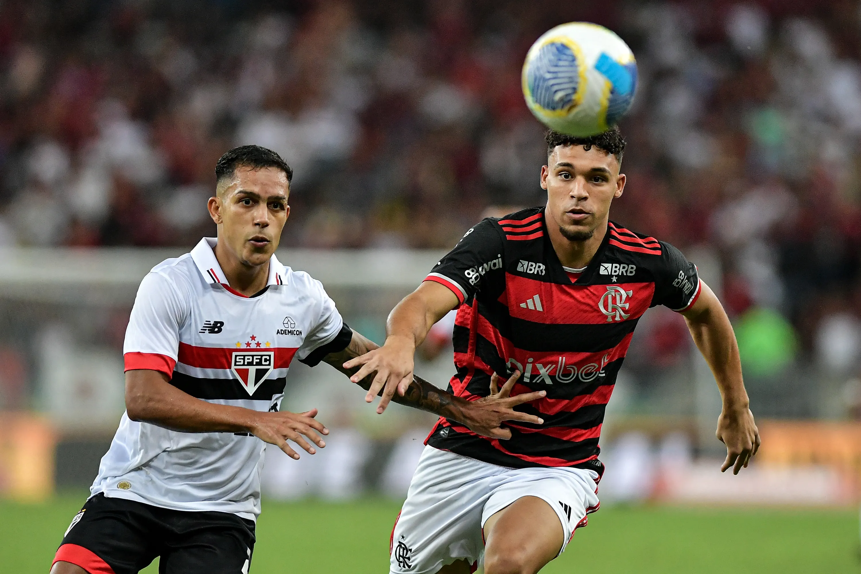 RJ – RIO DE JANEIRO – 17/04/2024 – BRASILEIRO A 2024, FLAMENGO X SAO PAULO – Victor Hugo jogador do Flamengo disputa lance com Igor Jesus jogador do Sao Paulo durante partida no estadio Maracana pelo campeonato Brasileiro A 2024. Foto: Thiago Ribeiro/AGIF