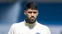 Alexander Barboza jogador do Botafogo durante chegada da equipe para partida contra o Bragantino no estadio Cicero De Souza Marques pelo campeonato Brasileiro A 2026. Foto: Anderson Romao/AGIF