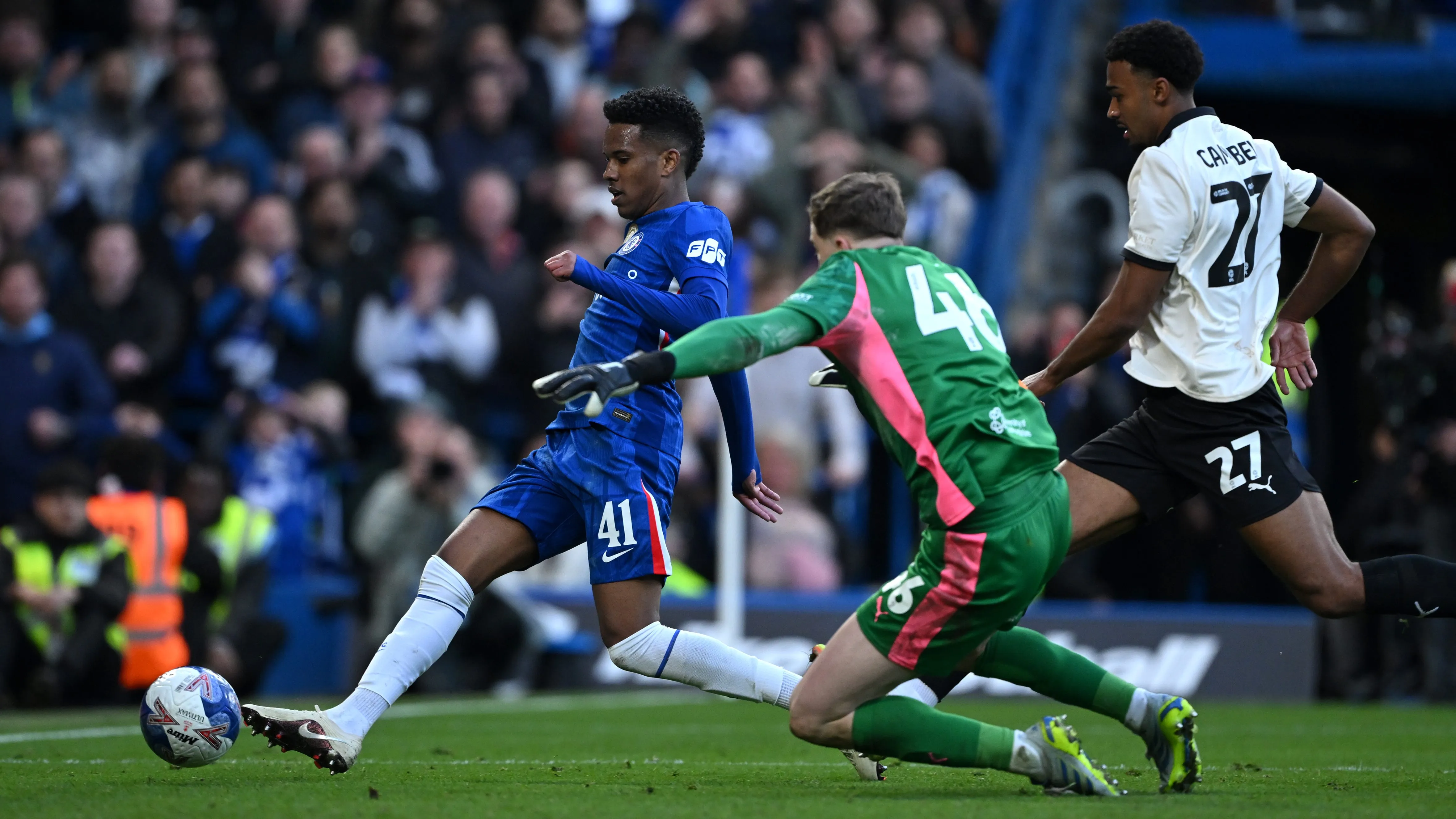 Estêvão pelo Chelsea. (Photo by Shaun Botterill/Getty Images)