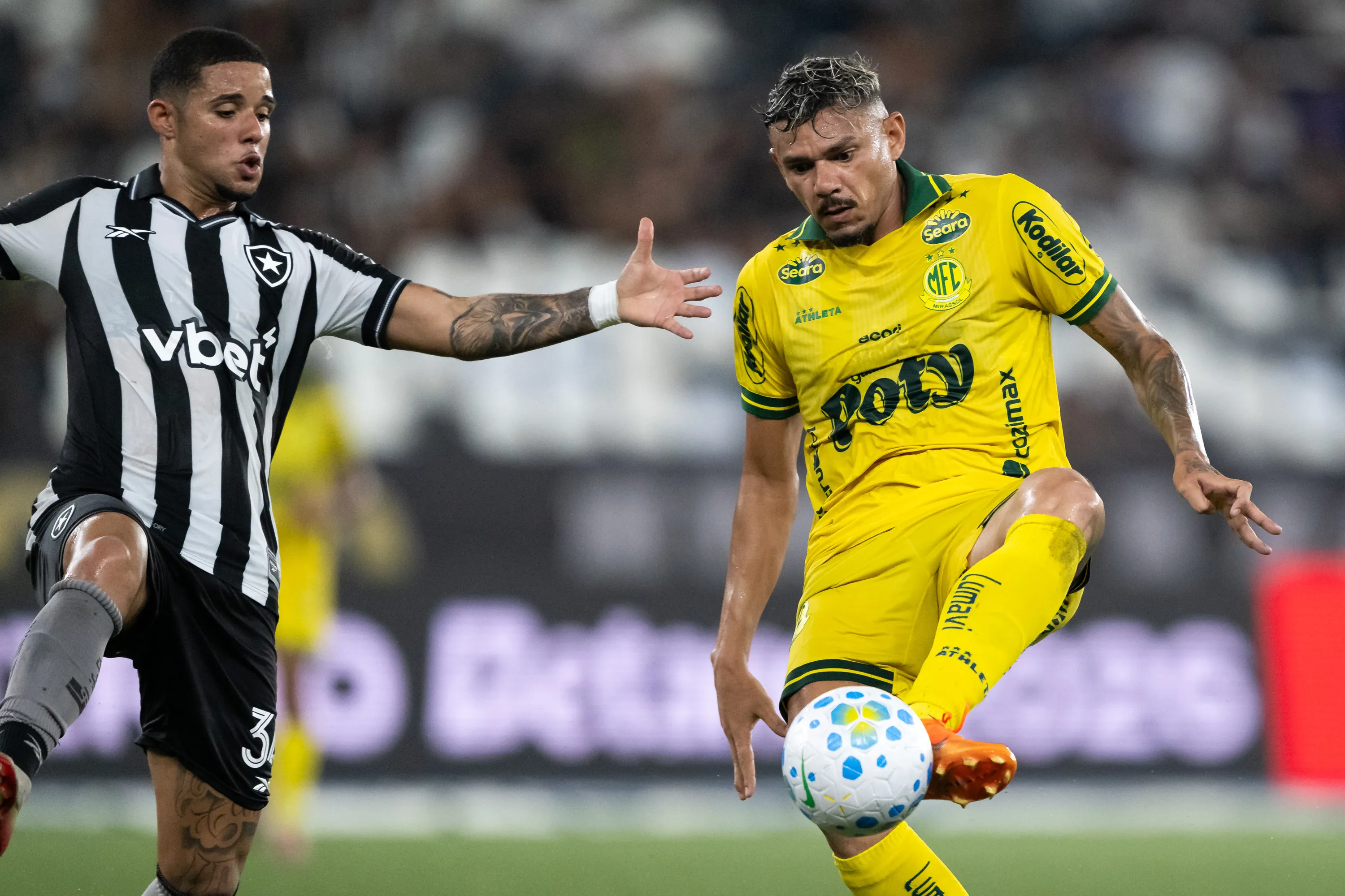 Tiquinho Soares jogador do Mirassol durante partida contra o Botafogo no estadio Engenhao pelo campeonato Brasileiro A 2026. Foto: Jorge Rodrigues/AGIF