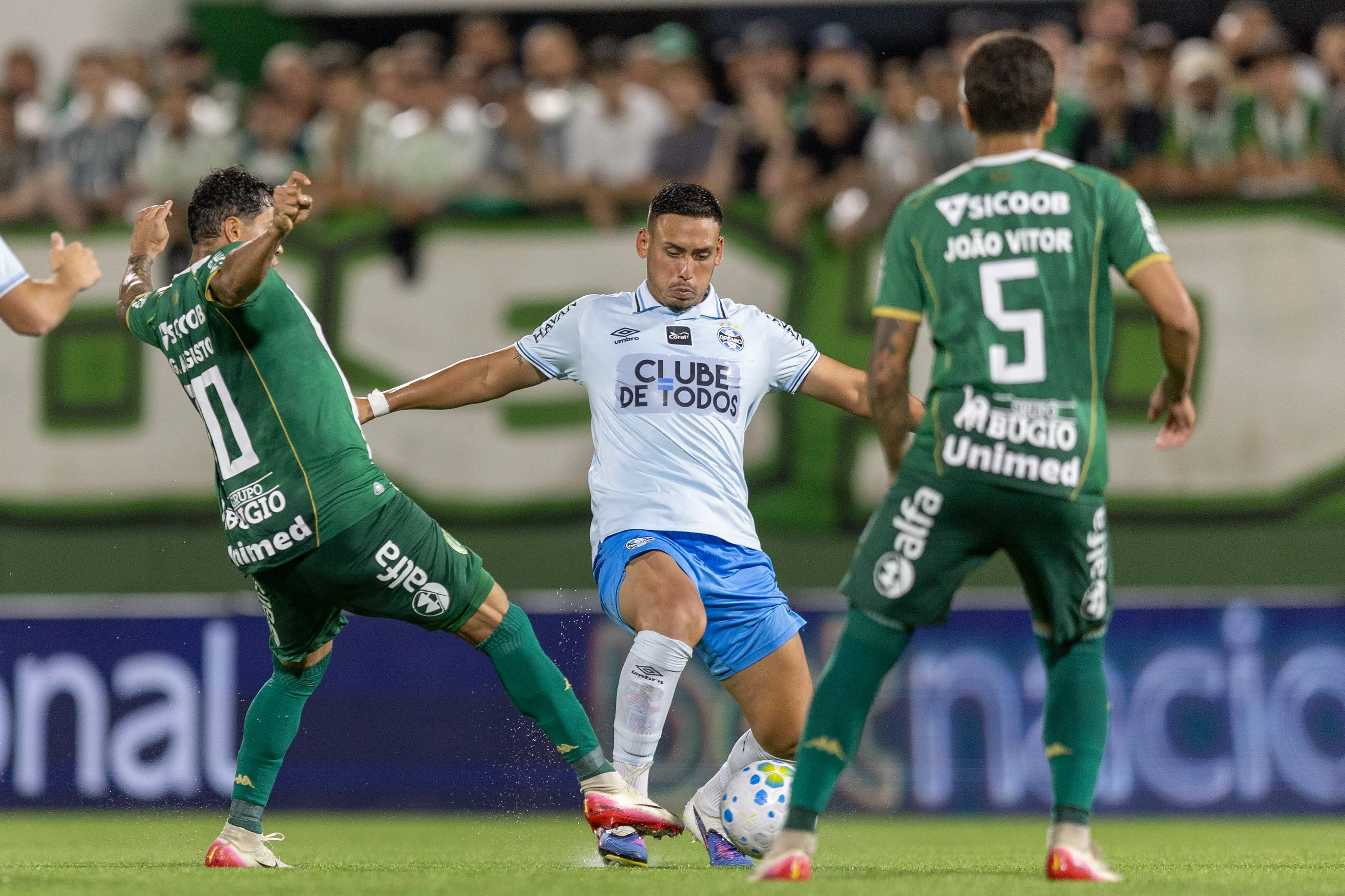 SC – CHAPECO – 16/03/2026 – BRASILEIRO A 2025, CHAPECOENSE X GREMIO – Giovanni Augusto jogador do Chapecoense disputa lance com Noriega jogador do Gremio durante partida no estadio Arena Conda pelo campeonato [COMPETICAO]. Foto: Liamara Polli/AGIF