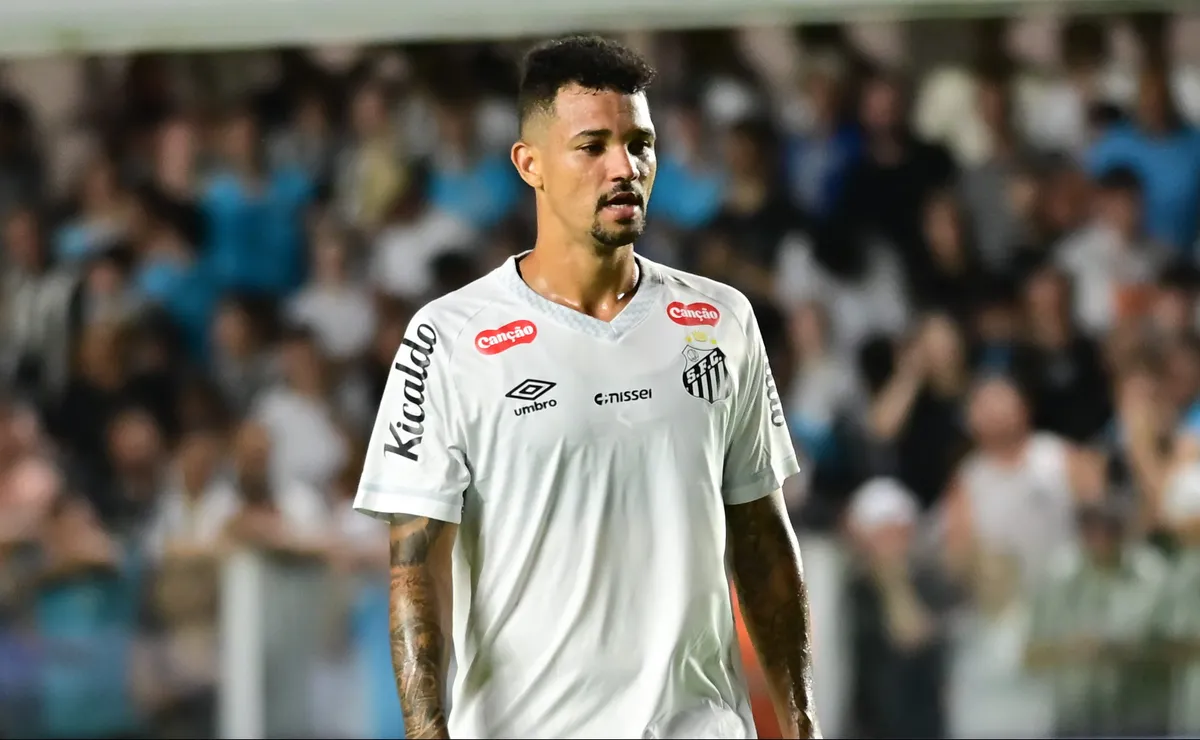 Cuca escala Zé Ivaldo na lateral-direita em um Santos desfalcado diante do Flamengo