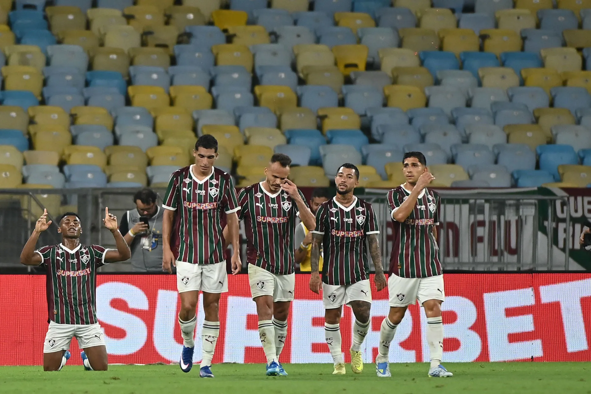 Jogadores do Fluminense comemoram gol durante partida contra o Corinthians no estadio Maracana pelo campeonato Brasileiro A 2026.  Foto: Jayson Braga/AGIF