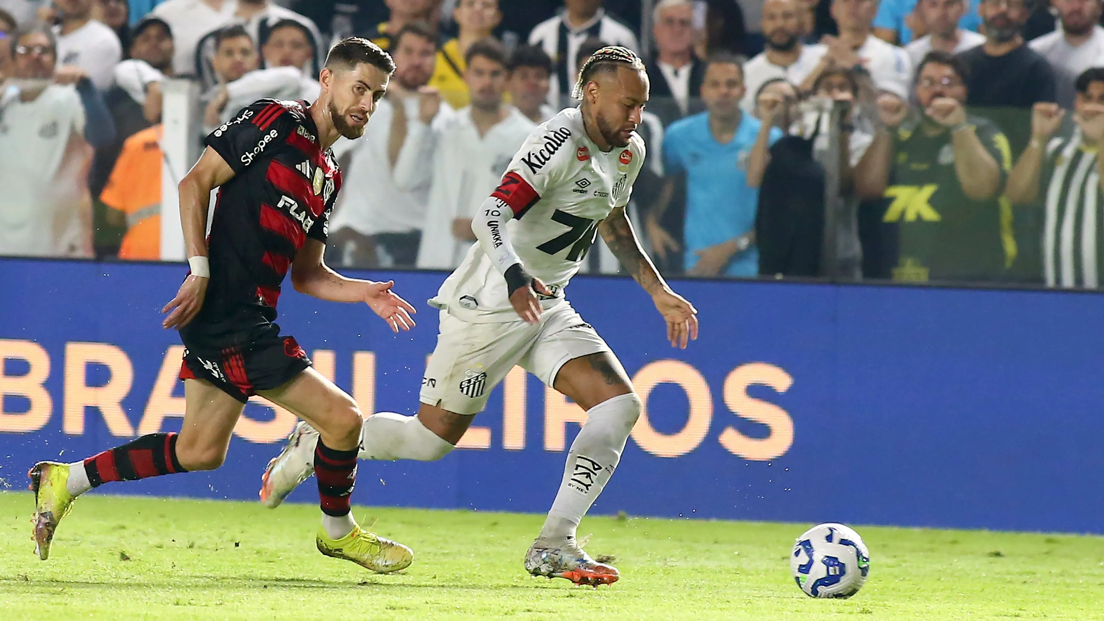 Neymar Jr jogador do Santos durante partida contra o Flamengo no estadio Vila Belmiro pelo campeonato Brasileiro A 2025. Foto: Mauricio De Souza/AGIF