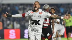 Neymar Jr jogador do Santos comemora seu gol durante partida contra o Flamengo no estadio Vila Belmiro pelo campeonato Brasileiro A 2025. Foto: Jota Erre/AGIF