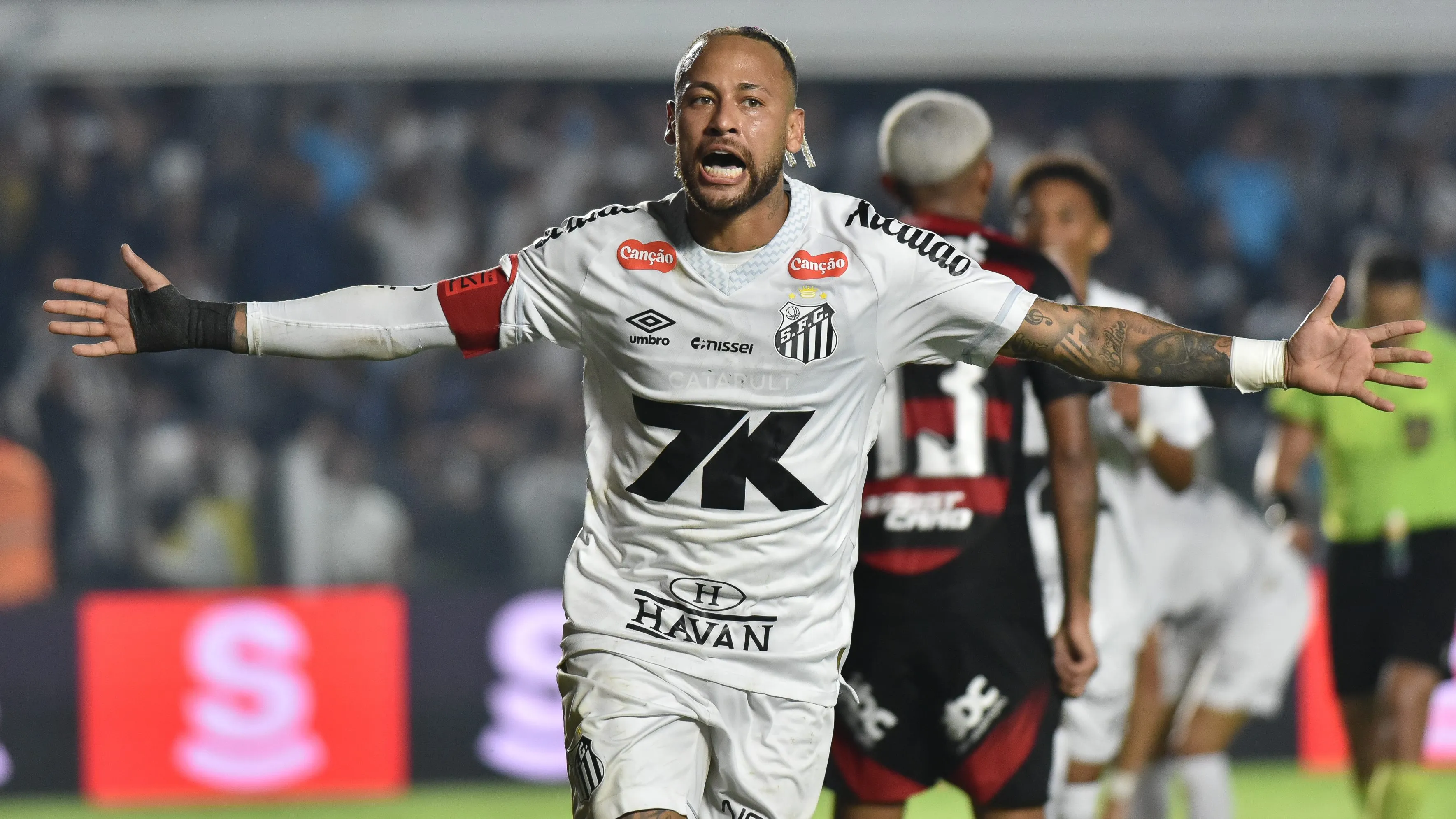 Neymar Jr jogador do Santos comemora seu gol durante partida contra o Flamengo no estadio Vila Belmiro pelo campeonato Brasileiro A 2025. Foto: Jota Erre/AGIF