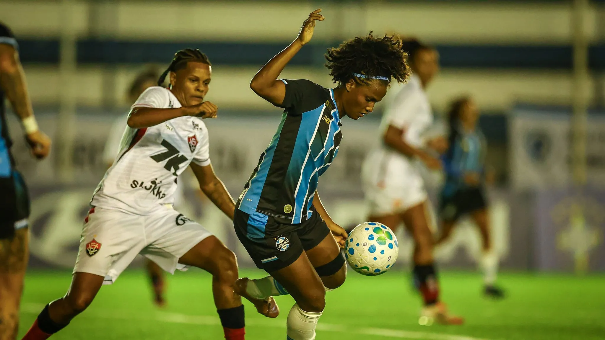 Jogadoras do Corinthians e Vitória em campo