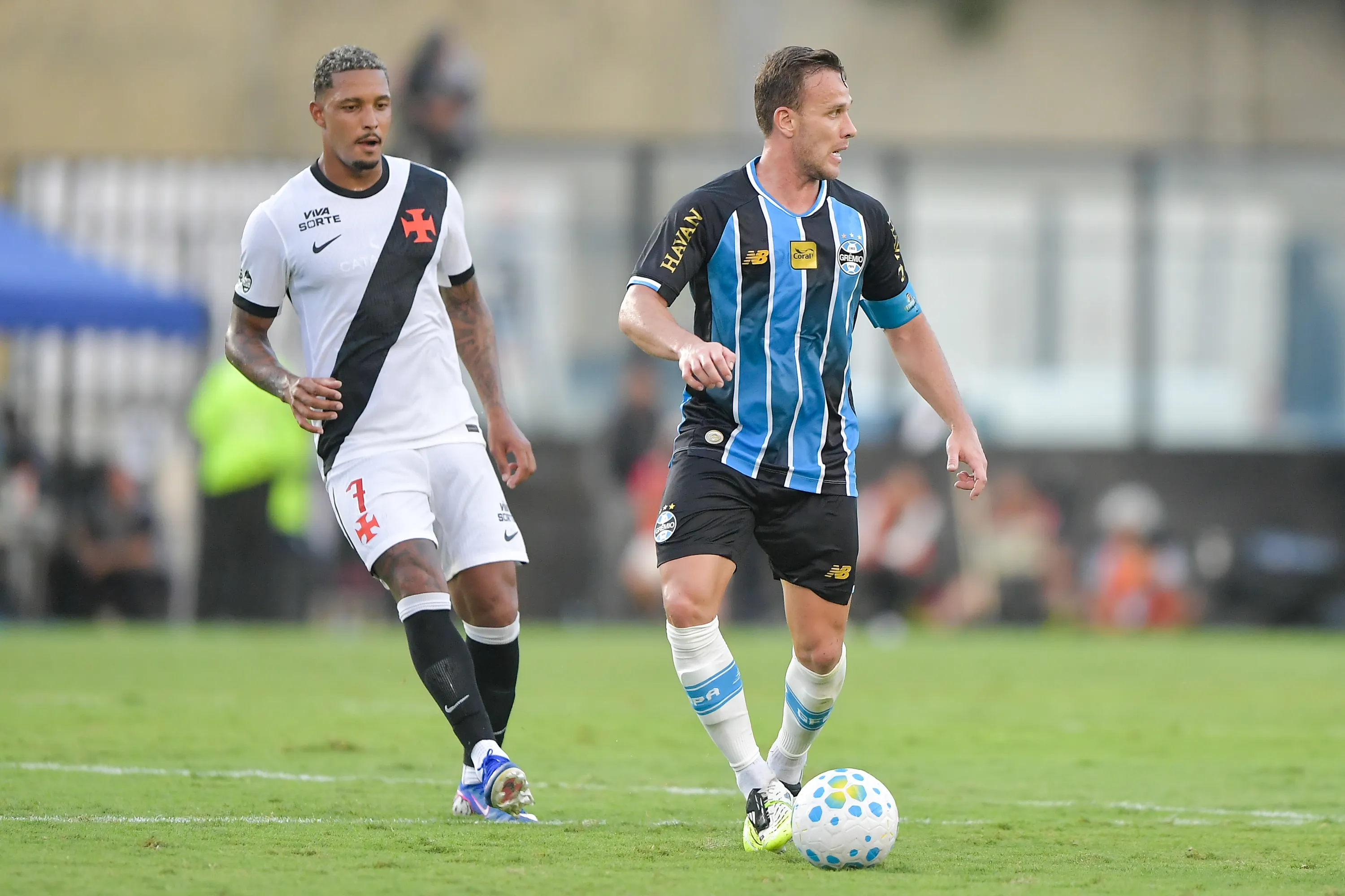 Arthur durante o jogo entre Vasco x Grêmio. Foto: Thiago Ribeiro/AGIF