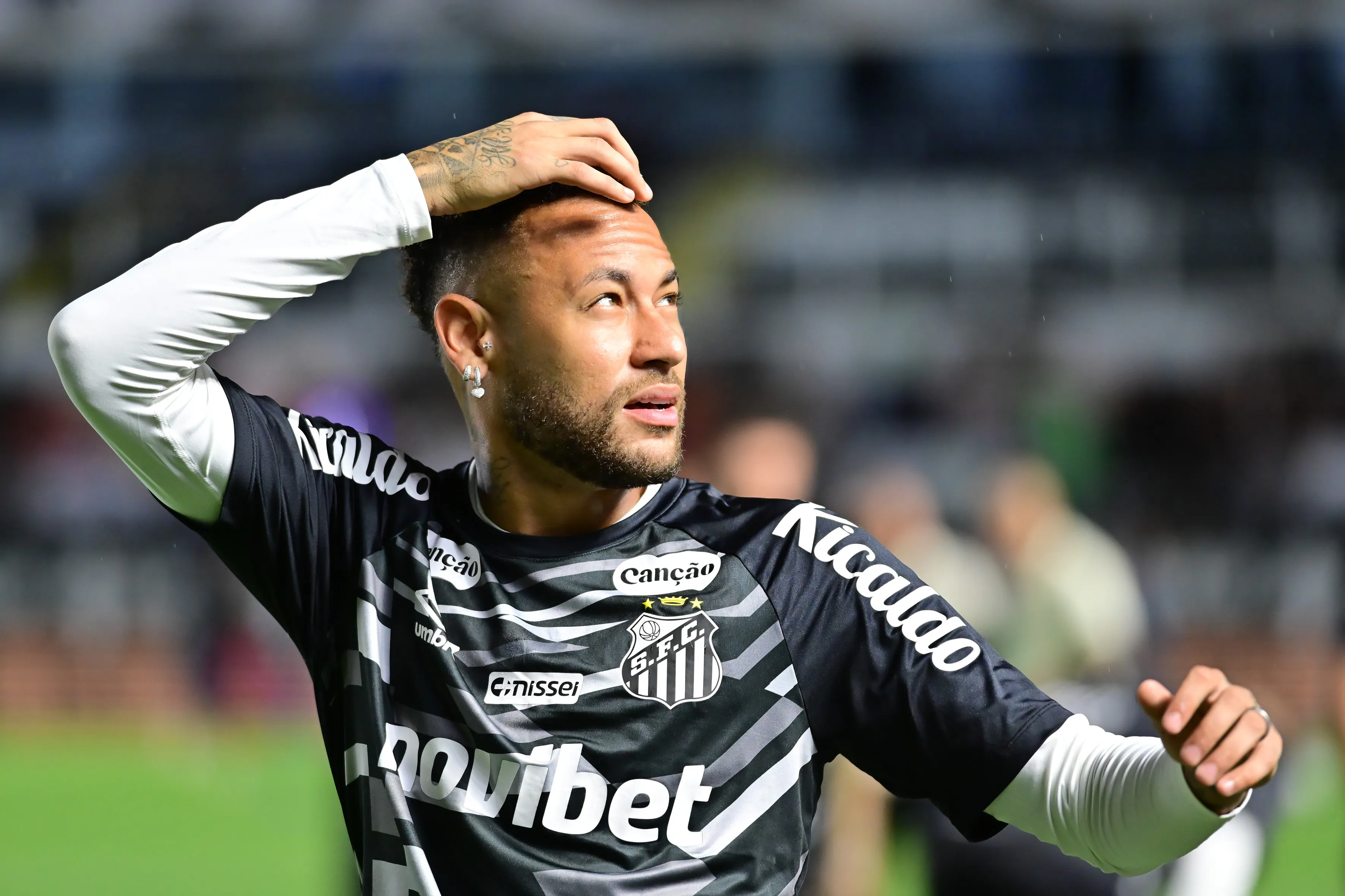 Neymar jogador do Santos durante aquecimento antes da partida contra o Remo no estadio Vila Belmiro pelo campeonato Brasileiro A 2026. Foto: Jota Erre/AGIF